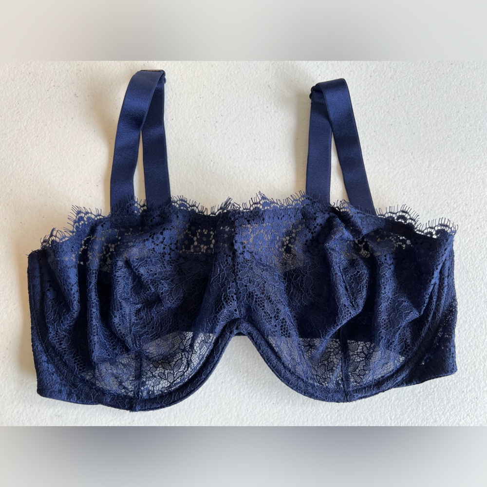 EUC Victoria’s Secret Navy Eyelash Lace Bandeau w Underwire Bra 36DD